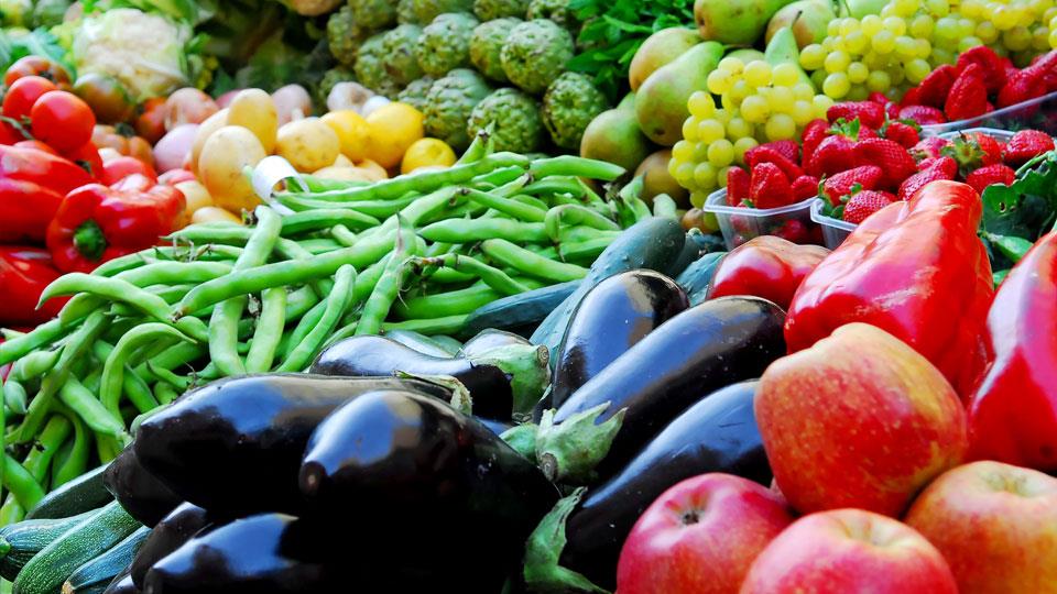الطماطم بكام.. أسعار الخضروات والفاكهة اليوم الجمعة 13 يونيو 2025