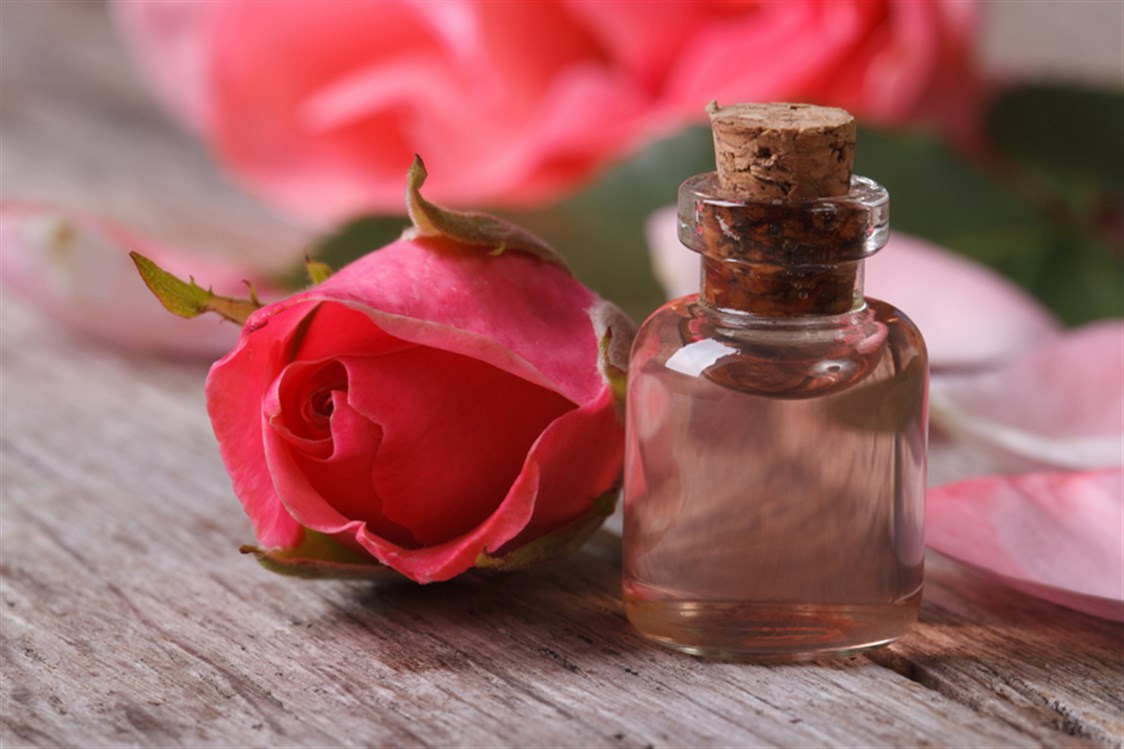 يعزز الذاكرة وبقاوم الخرف.. فوائد سحرية لاستناق زيت الورد يوميا
