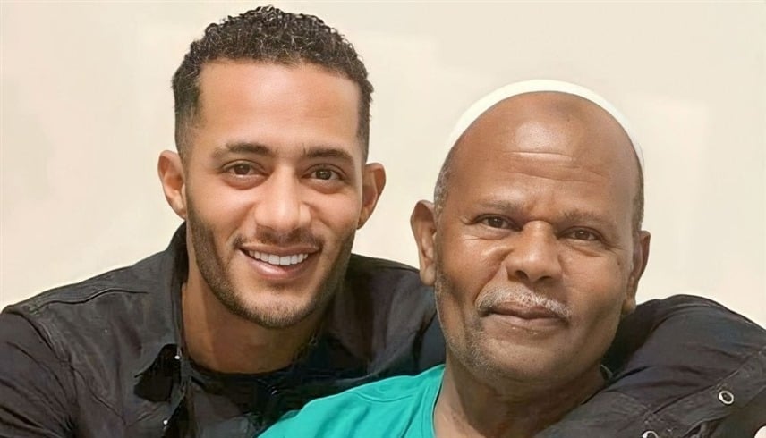 بدموع وكلمات حزينة.. الأسطورة يرافق والده إلى مثواه الأخير