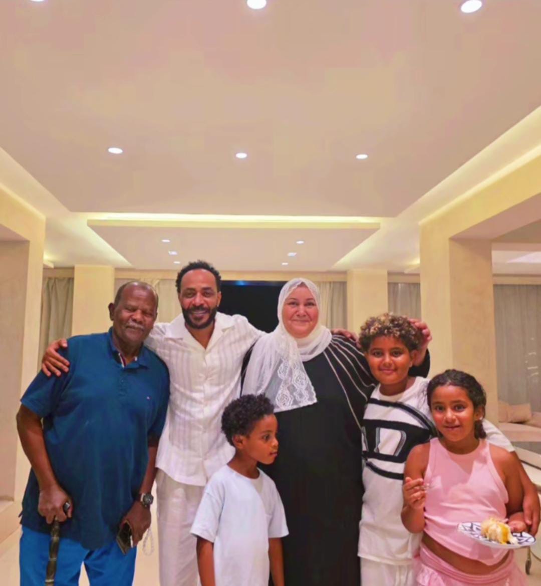 بدموع وكلمات حزينة.. الأسطورة يرافق والده إلى مثواه الأخير